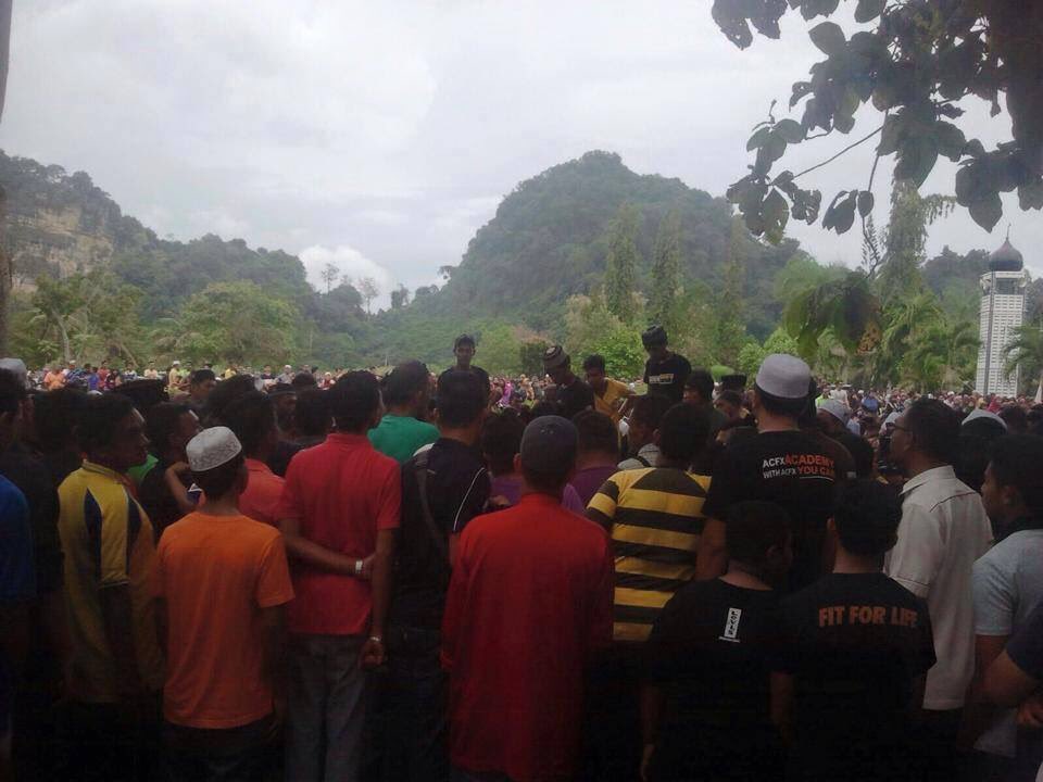 adibkhld's tweet photo. Bila tengok orang ramai mcm ni dtg majlis pengebumian arwah Pakyus, kau tau mcm mana perangai dia waktu hidup. https://t.co/7DrVfzx1Ds