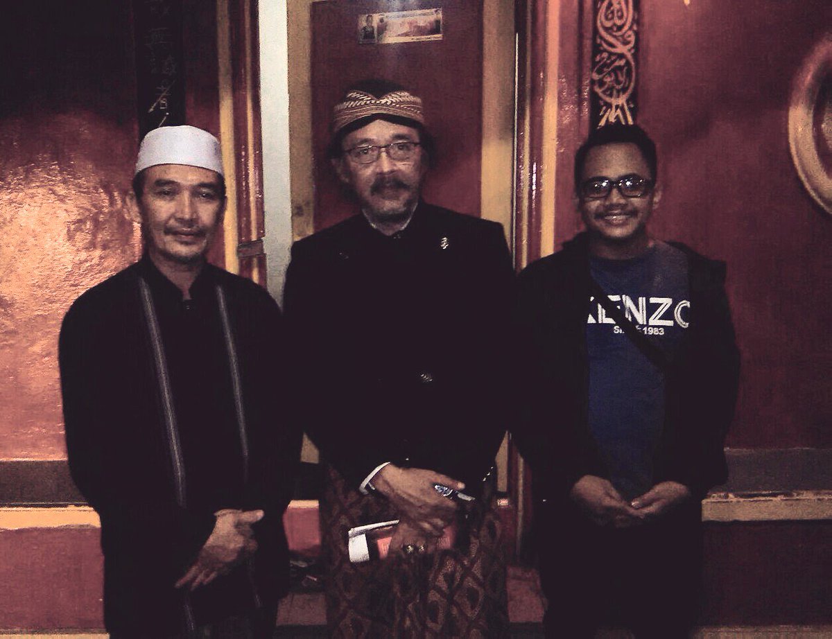 Presiden Republik Jancukers ting acara <a href="/lasem_an/">Alon2 Waton Ke Lasem</a> ! Maturnuwun mbah sampun kerso dolan mriki <a href="/sudjiwotedjo/">Jack Separo Gendeng</a> *sungkem*