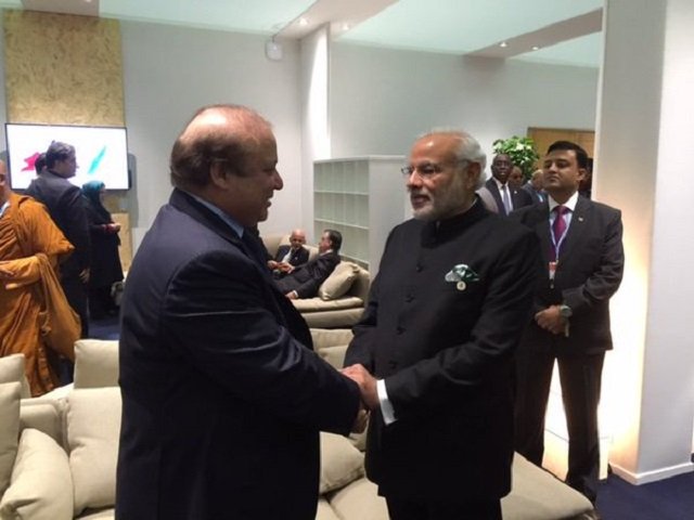 ETVBharatEng's tweet photo. #ModiMeetsSharif at #COP21Paris 
https://t.co/YZRUzqyNV8 #ModiInParis #climatechange https://t.co/EYW4QEPAl5
