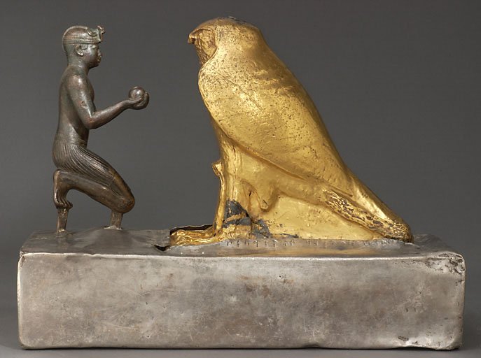 MuseeLouvre's tweet photo. [Un jour, une œuvre] 
Statuette de Taharqa et le dieu faucon
☛ https://t.co/27qZJJvFmX
#AntiquitésEgyptiennes https://t.co/yL7AsgSFDf
