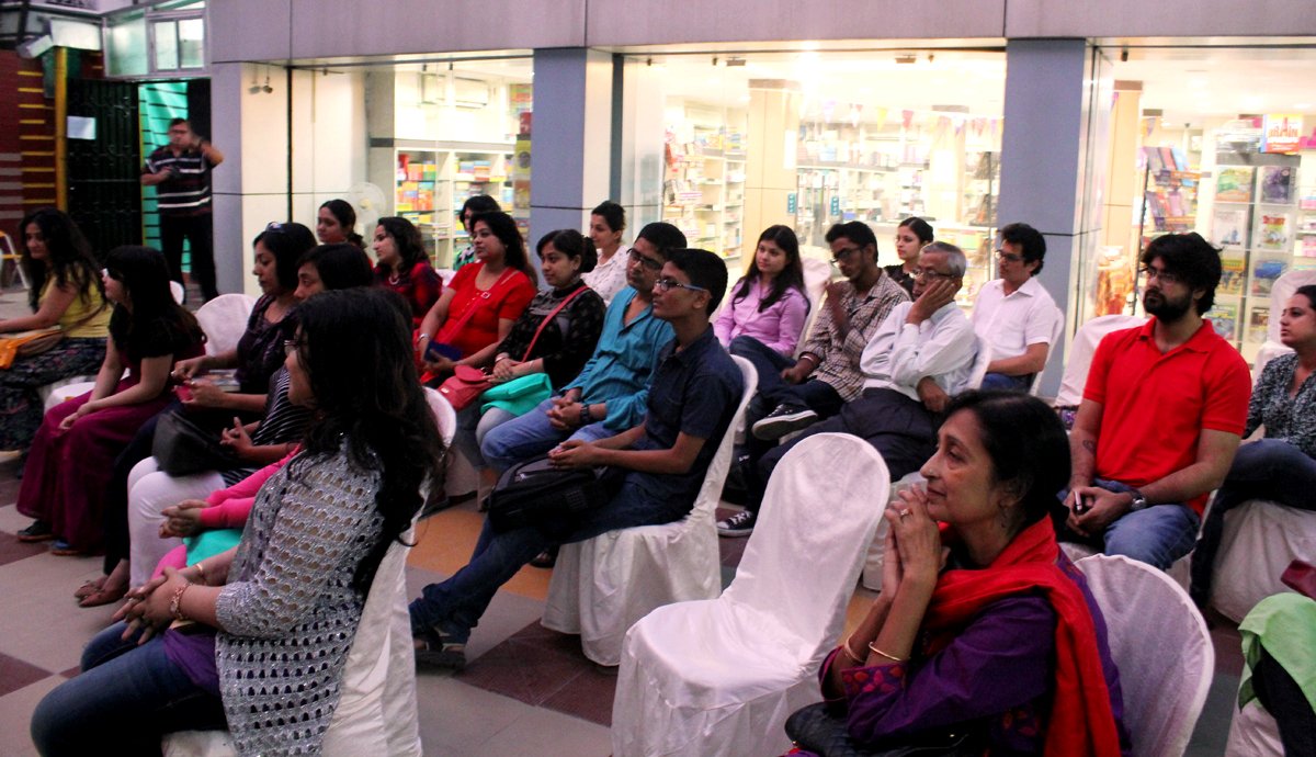 BelovedWitch2's tweet photo. Reading before a receptive audience at OSC-Storyteller 29Nov #Kolkata @theamanmisra @DeeptaRC @Garbitatweets https://t.co/Pb3V40cqez