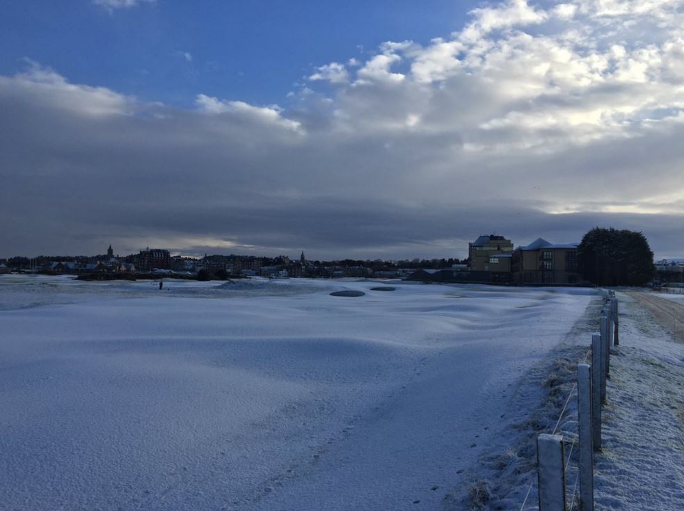 TheHomeofGolf's tweet photo. A wintery weekend and a snowy St Andrew's Day. Thanks to @LukasJMichel for sharing some great photos. https://t.co/C0nvqwVzrt