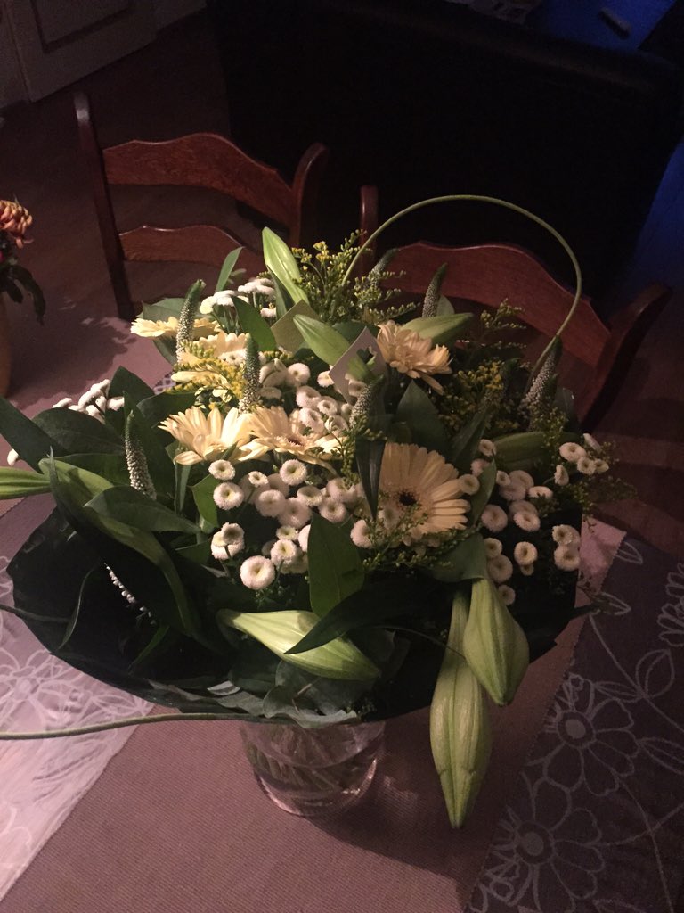 L_a_nge's tweet photo. @KPNwebcare hartelijk dank voor de uitstekende service en de prachtige bos bloemen👏🏻🎉 wij kunnen weer tv kijken😀 https://t.co/wGuoTQEGVh
