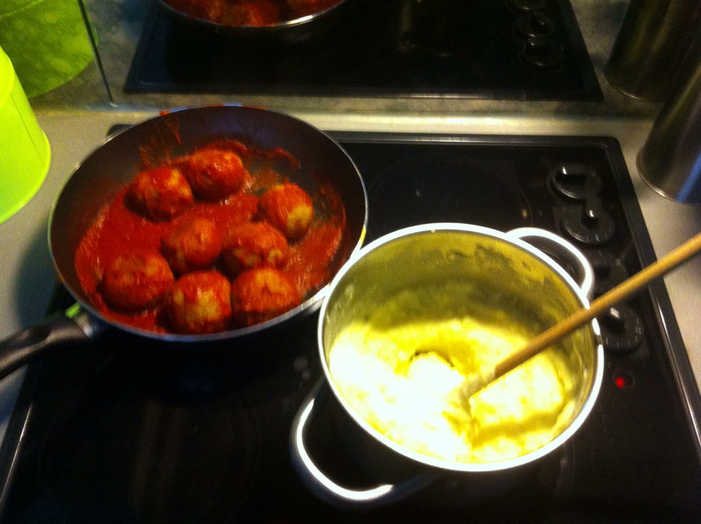 Also making meatballs in tomatosauce and potatomash.