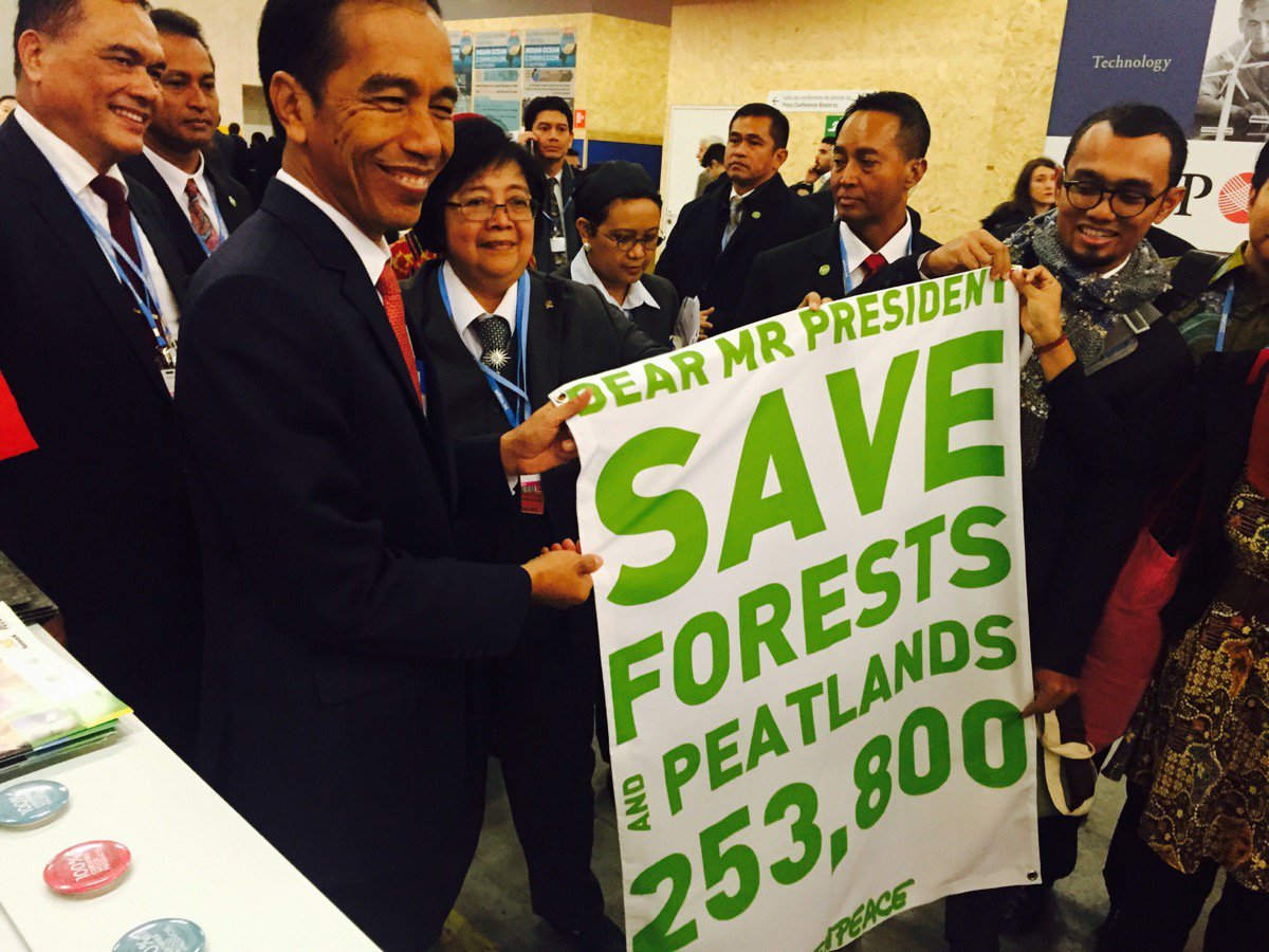 kuminaidoo's tweet photo. "We need laws that fully protect #forests and #peatlands" Teguh Surya of @GreenpeaceID tells @jokowi at #COP21 https://t.co/GZm3t9ATDg