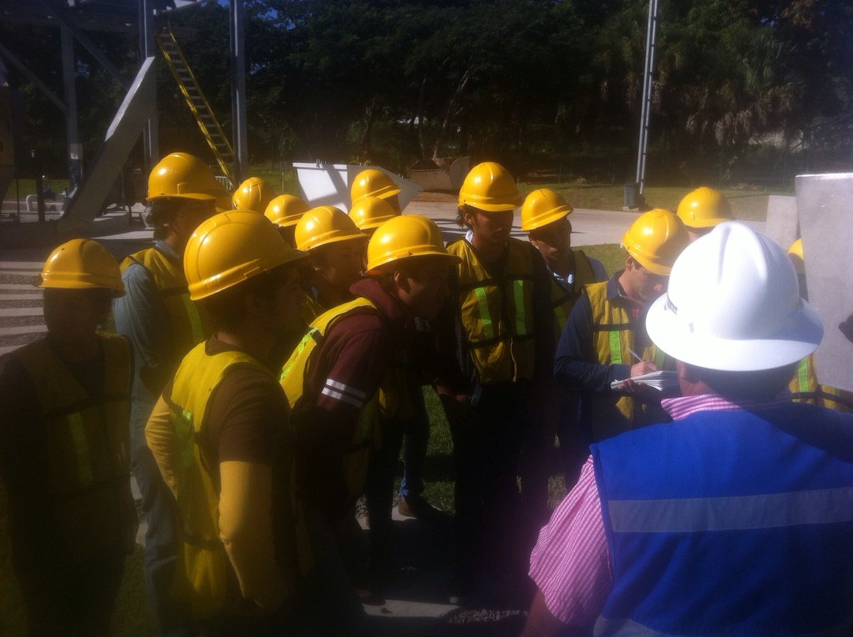 iigercc_unicach's tweet photo. Junto al Dr. Emmanuel Díaz Nigenda, nuestros alumnos visitan Planta de Tratamiento de Aguas Residuales Tuchtlán https://t.co/aiWjLM0wll
