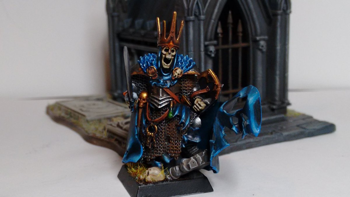 TolSenti's tweet photo. A wight king emerges from his crypt for #MiniatureMonday #AgeOfSigmar https://t.co/Rhj7q1ttBe