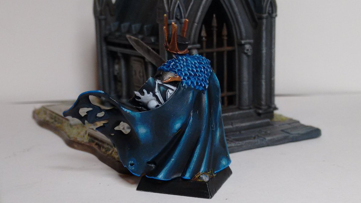 TolSenti's tweet photo. A wight king emerges from his crypt for #MiniatureMonday #AgeOfSigmar https://t.co/Rhj7q1ttBe