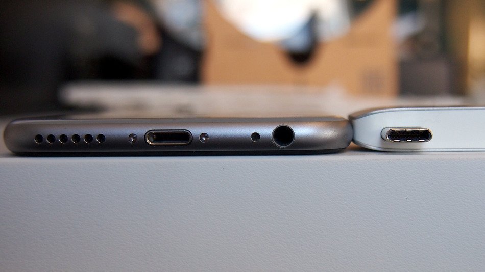 mashable's tweet image. Will Apple drop the headphone jack on iPhone 7? on.mash.to/1MQFAl6