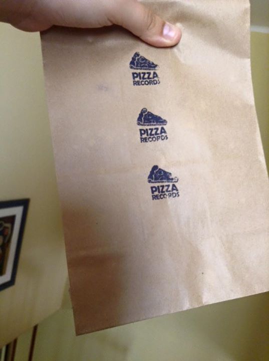 Pizzarecordspe's tweet photo. ¿Sabes que hacemos delivery gratis? Justo ahors estamos yendo a hacer una entrega. Pregunt… https://t.co/kSDKSEWbLE https://t.co/SPJtehso9Z