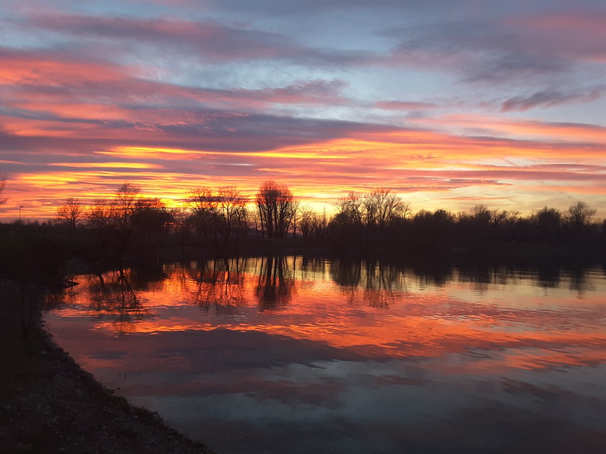 8gljiva's tweet photo. Kad te neplanirana,besplatna stvar ostavi ukopanog 
#jarun #sunsetfreak #Zagreb #beyourself #goforawalk https://t.co/8inrcsN29C