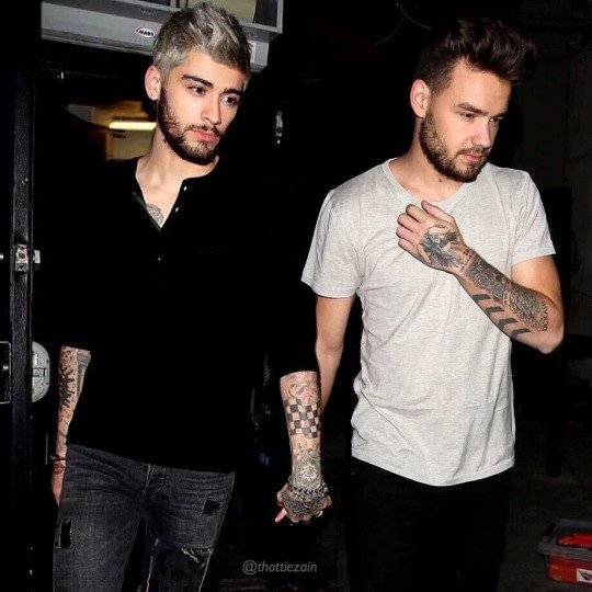 Ziam73's tweet photo. 1-оригинал
2.-всего лишь жалкая пародия 
#MTVStars One Direction https://t.co/LWxoMi48Tp