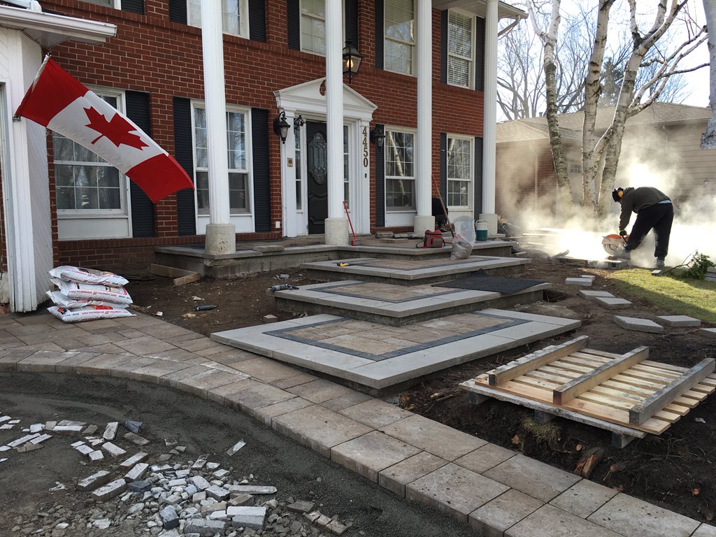 Laying stone while the sun shines. 👍☀️ Beautiful <a href="/techobloc/">Techo-Bloc</a> from <a href="/CapBrick/">CapBrick</a> 
#Piedmont #Victorian #Blue60
#Reno