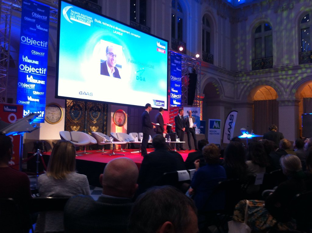 Jacques mangon Maire de #saintmedardenjalles a remis un trophée à un talent local de la DGA bravo !