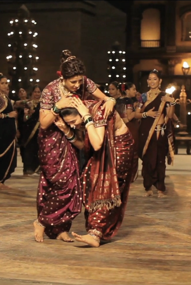 TheSecondPlanet's tweet photo. Deepika and Priyanka 😍😘😘 #MakingofPinga https://t.co/IHwAWm6dNO