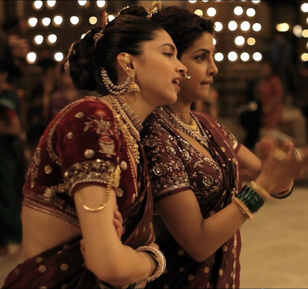 TheSecondPlanet's tweet photo. Deepika and Priyanka 😍😘😘 #MakingofPinga https://t.co/IHwAWm6dNO