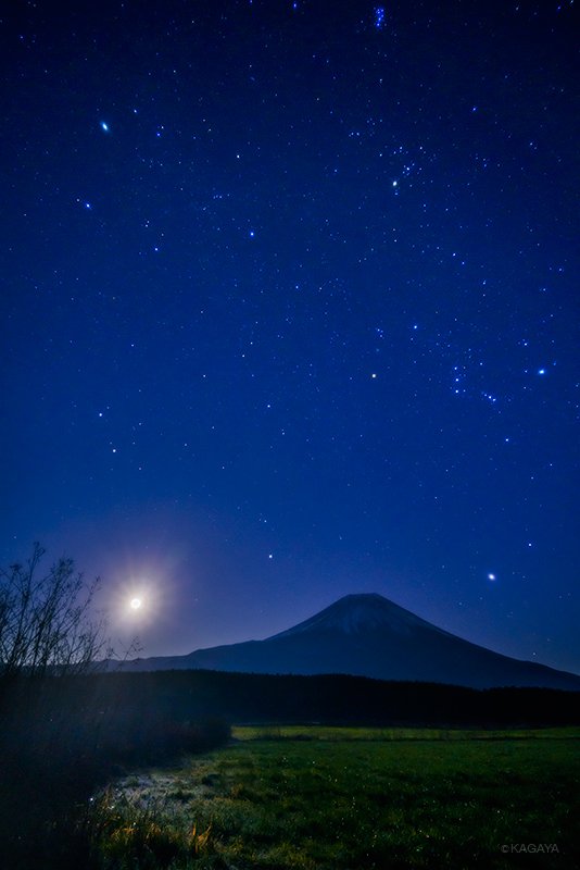 KAGAYA_11949's tweet image. 先ほど昇った月と冬の大六角形です。
月光だけで辺りが照らされています。
冬の大六角形は、リゲル、シリウス、プロキオン、ポルックス、カペラ、アルデバランを結んだ大きな星つなぎの環です。