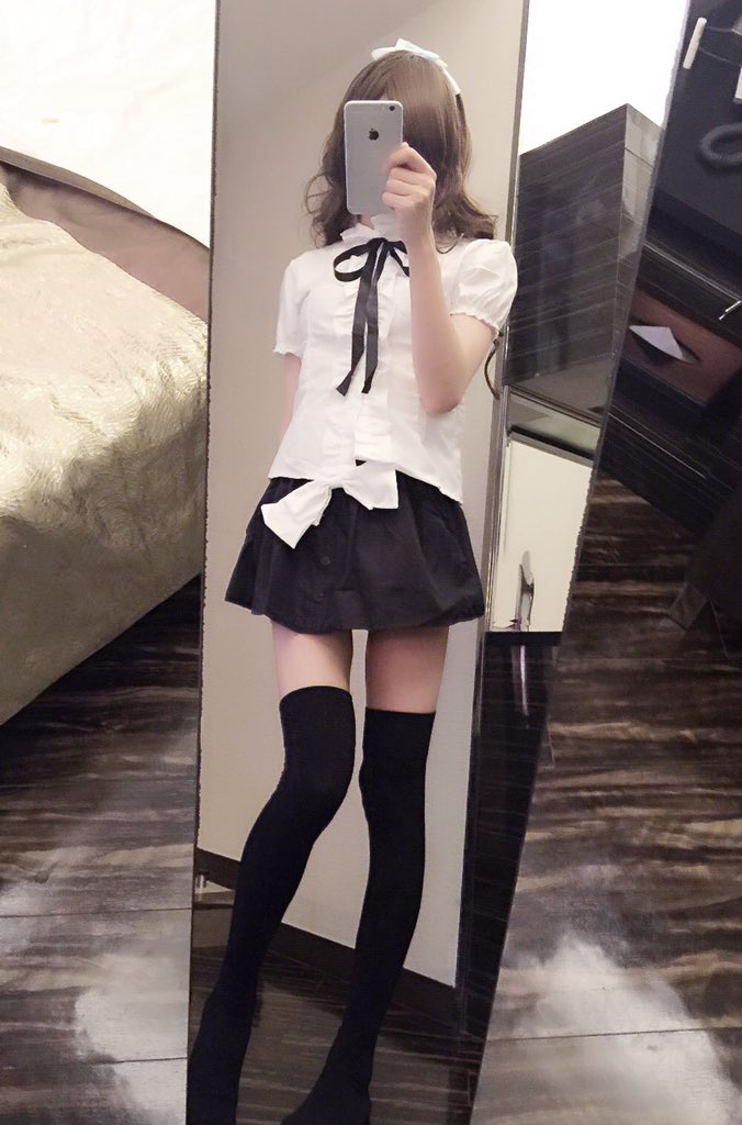 nemunemunnn's tweet photo. ウェイトレスさん風
今回はとっても健全な女装から https://t.co/9JaoYn2SF5