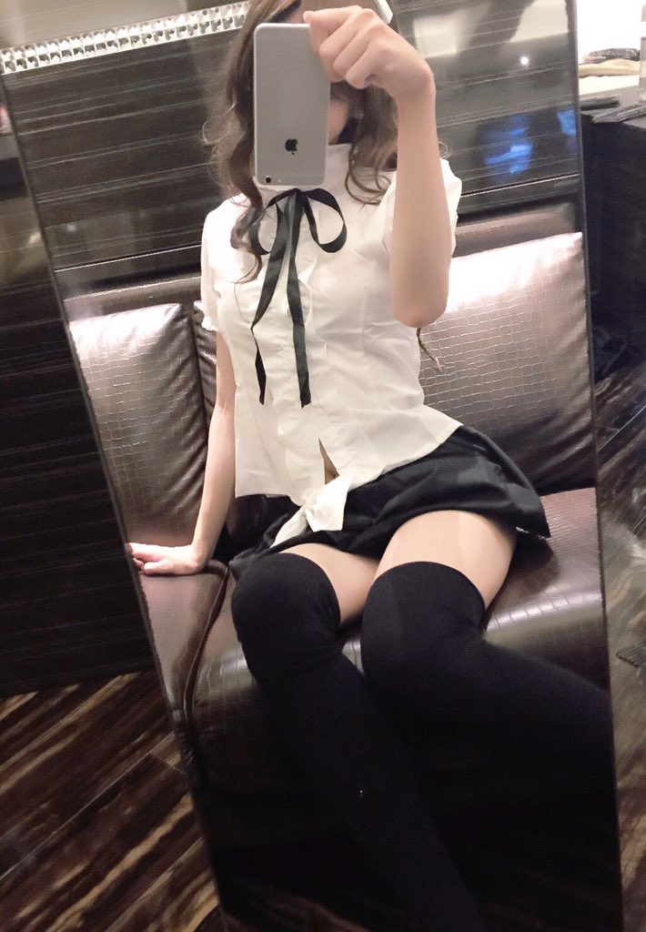nemunemunnn's tweet photo. ウェイトレスさん風
今回はとっても健全な女装から https://t.co/9JaoYn2SF5