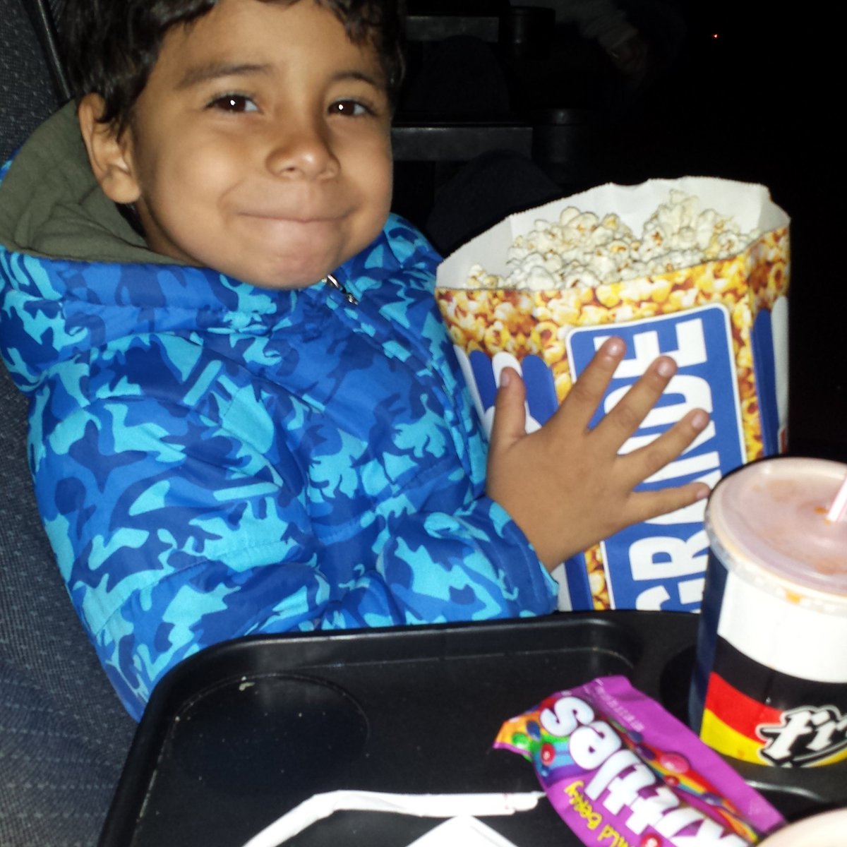 rolito81's tweet photo. En el cine con mi bbsaurio hermoso te amito mucho :) https://t.co/61zjk5Km3e