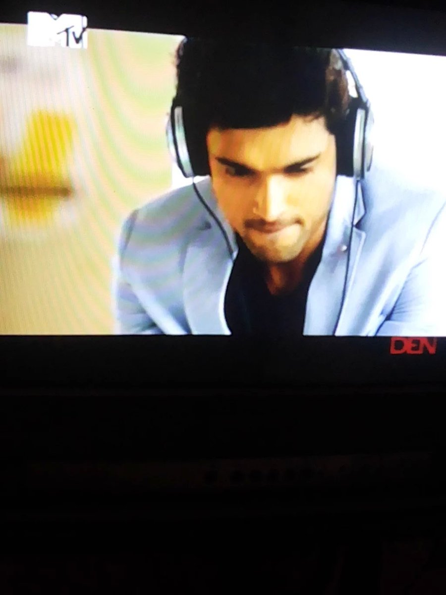 đTV's new Gajni on the wayđ¤Ł
Nandini leaves as MaNan share a hug.â¤ď¸
Aryamann-Nandini scene! Nandini tells Arya that dat she thinks he's ignoring her!''
Arya: yes i saw it. Me busy tha dat's why ph nhi uthaya.. Arya look at Nandu.. & thn leave. Nandu comes to the Music room..' As if I care![
Manik watching some video on his phone with earphones on
![