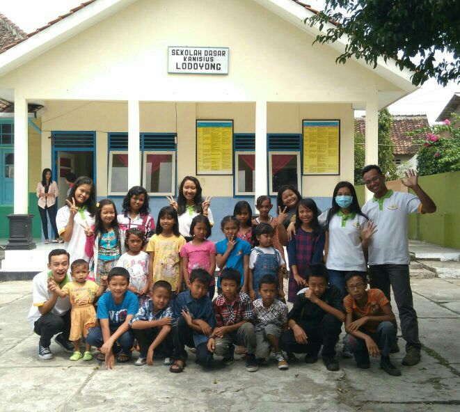 aat_indonesia's tweet photo. Kakak relawan bersama calon #anakasuh SD Kanisius #Lodoyong https://t.co/Kh0nEXivIG