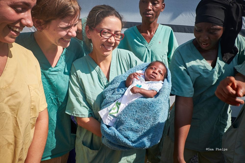 MSF's tweet photo. Baby Nubia, #Guinea's last #Ebola patient, left hospital. https://t.co/U4JNC2wRII