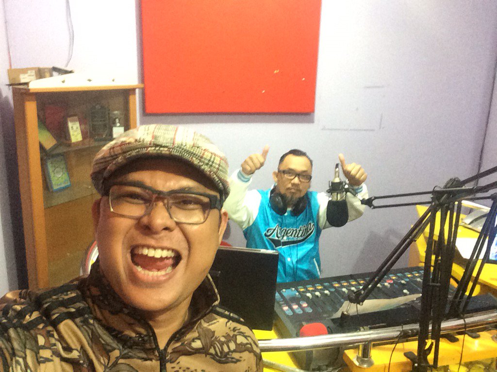 miko_elfa's tweet photo. Oi oi it is ON #soundof90s @XChannel1032FM bareng @miko_elfa @ache_sploist https://t.co/BIXrjZviqH