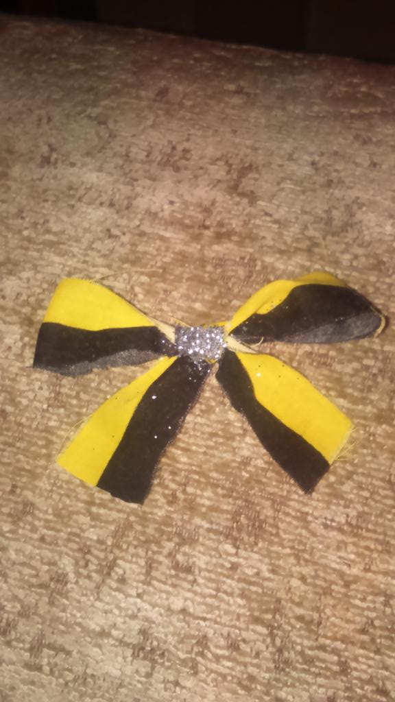 Vixen_Chellb's tweet photo. Back on making anti fracking bow badges :)#antifracking #frackoff #GFAF #messagesoflove #frackingawareness #homemade https://t.co/MJRhraJT1n