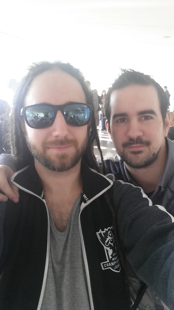 Hara_Amoros's tweet photo. En el Aeropuerto de Bilbao de vuelta a Barcelona con "DiabloTMB" #ESLArenaFS https://t.co/8QLPqCcf8L