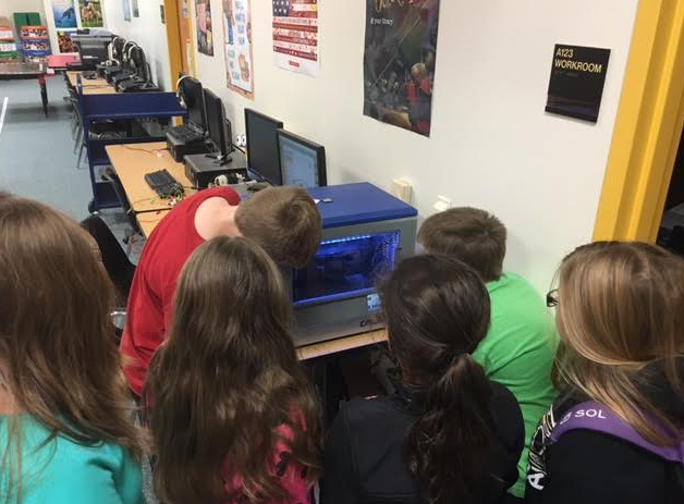merrillredfern's tweet photo. 3D printing is fascinating! @MMVernonLibrary @MissMayVernon #makerspacemonday #designin3d https://t.co/uYaDwR1MU6