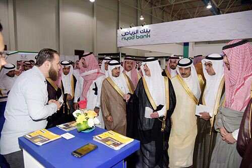KFUPM's tweet photo. سمو أمير المنطقة الشرقية في جناح معهد الريادة في الأعمال بالجامعة بمعرض شباب وشابات الأعمال اليوم @eiKFUPM #kfupm https://t.co/Ryl3EWBdIG