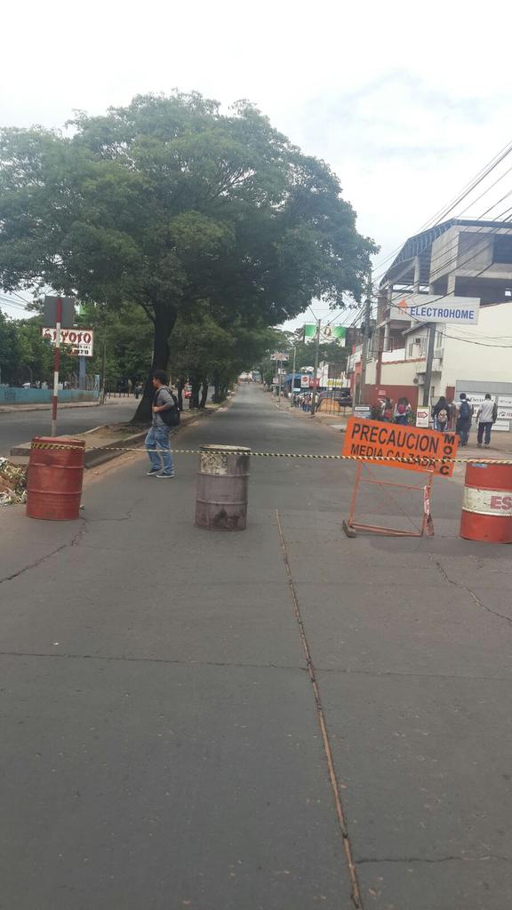 asu_transito's tweet photo. Recapado Rca. Argentina desde Caaguazu con dirección Sur @AsuncionMuni @AsuBacheando https://t.co/18CiAXzwWg