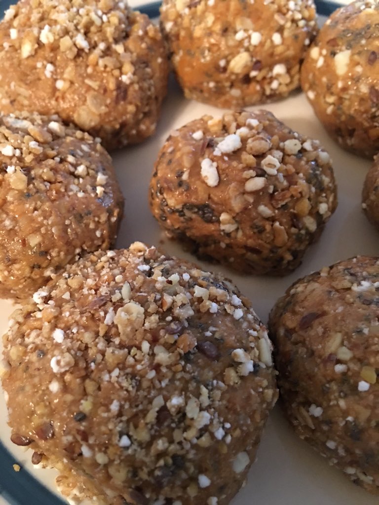 kellykinsey__'s tweet photo. PB #protienballs 👊#peanutbutter #chiaseeds #teraswhey #flaxseed #oats #mixit #ballit & #chill https://t.co/Bo2kvYrONs