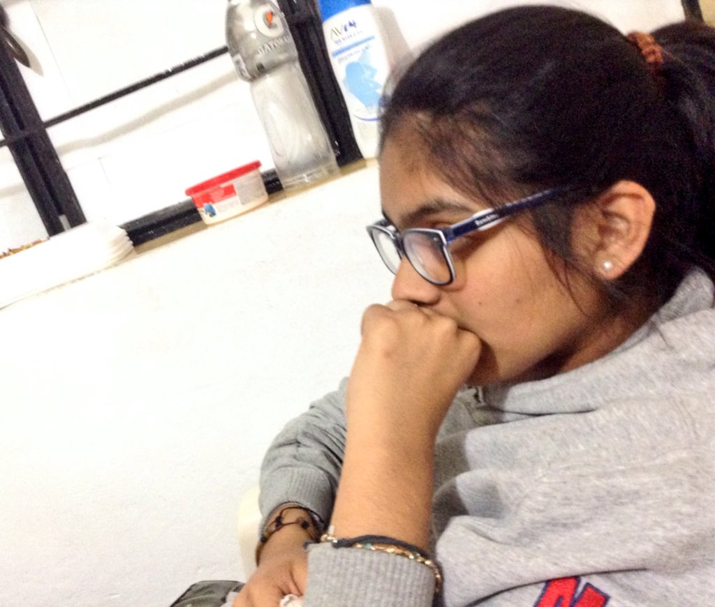 DanielleG_15's tweet photo. My sis during class #boredmyselftosleep https://t.co/1T8XiuJ8ao