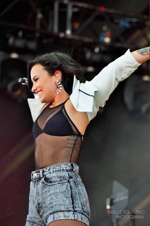 kindswan's tweet photo. Ela feliz me faz ficar feliz tbm ❤ #BuyConfidentNowOniTunes https://t.co/jeIZehdA7Y