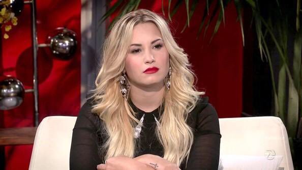 lovatorns's tweet photo. Vocês que não tão ajudando a divulgar, por que ainda falam que são do fandom? #BuyConfidentNowOniTunes https://t.co/wXIETly45b