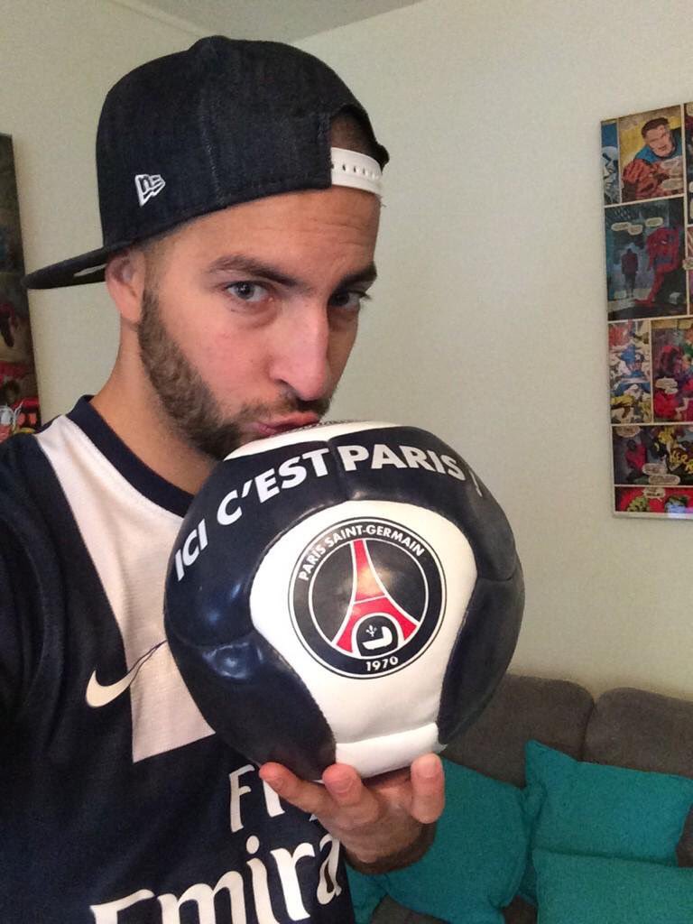 LeSportingClub's tweet photo. Ce soir, #LeSporting reçoit deux talents ! L'humoriste @MickaelMontadir et le Champion du Monde @CyrilBenzaquen https://t.co/aAAuNlZKDz
