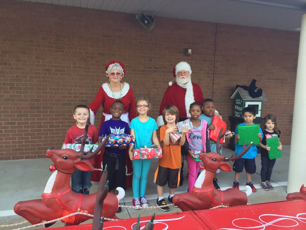 AmandaNWiles's tweet photo. #operationchanginglives @Go_Dragons2015 thanks to Santa and Mrs. Clause https://t.co/ieHCkOK4H3