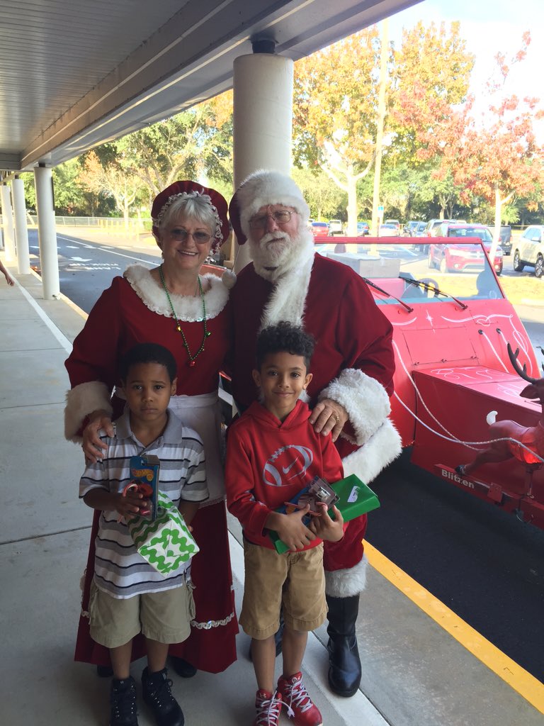 AmandaNWiles's tweet photo. #operationchanginglives @Go_Dragons2015 thanks to Santa and Mrs. Clause https://t.co/ieHCkOK4H3