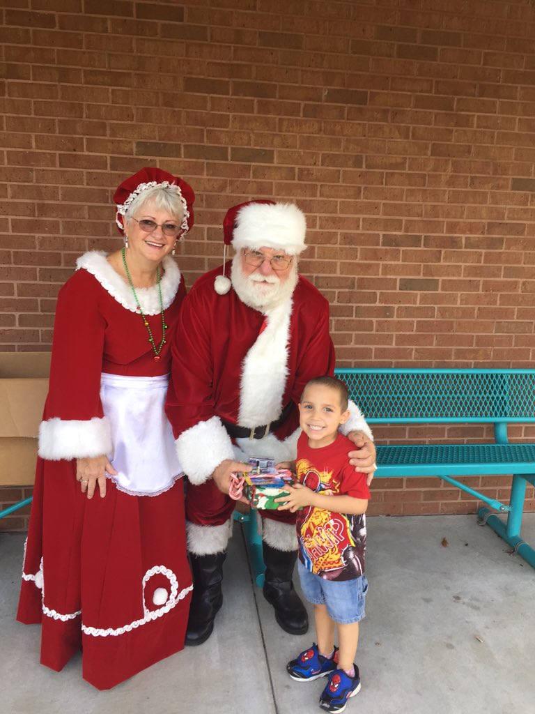 AmandaNWiles's tweet photo. #operationchanginglives @Go_Dragons2015 thanks to Santa and Mrs. Clause https://t.co/ieHCkOK4H3