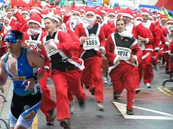 12Days_of_Vanis's tweet photo. Santas try to run down Vanis, but he puts up a good fight #12DaysofVanis https://t.co/OhgS3Xvn0P