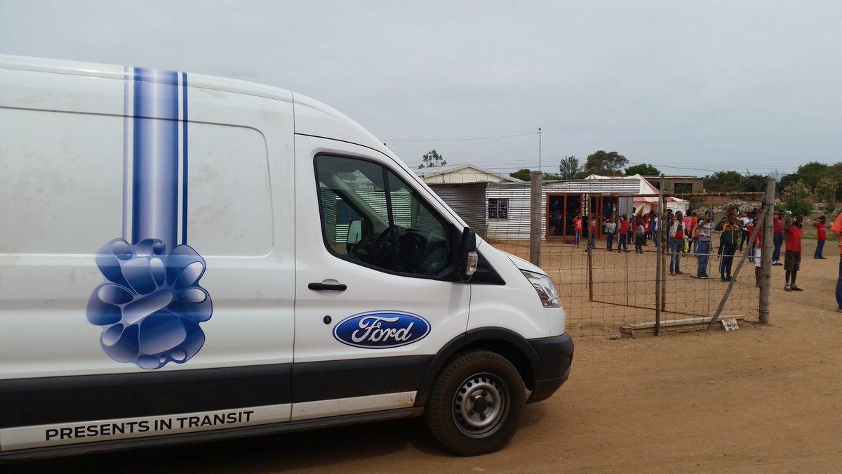 dorette_nel's tweet photo. Another @SantaShoebox #celebration with #gifts delivered by @FordSouthAfrica #PresentsInTransit https://t.co/apUwqJyQe5