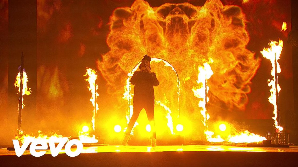 RepublicRecords's tweet photo. ICYMI: watch @theweeknd's 🔥 performance of #TheHills live on @TheAMAs! #AMAs #TheWeekndAMAs https://t.co/qnAcgpLT53 https://t.co/M6NB6dXQ0Y