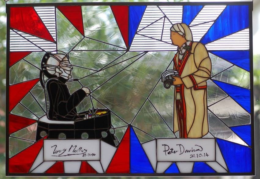TheGlassyGeek's tweet photo. #CyberMonday $250off #StainedGlass #PeterDavison #TerryMolloy AUTOGRAPHED panel https://t.co/zXtnDSUy8M Use DAVROS-5 https://t.co/u6EOPGKZkY