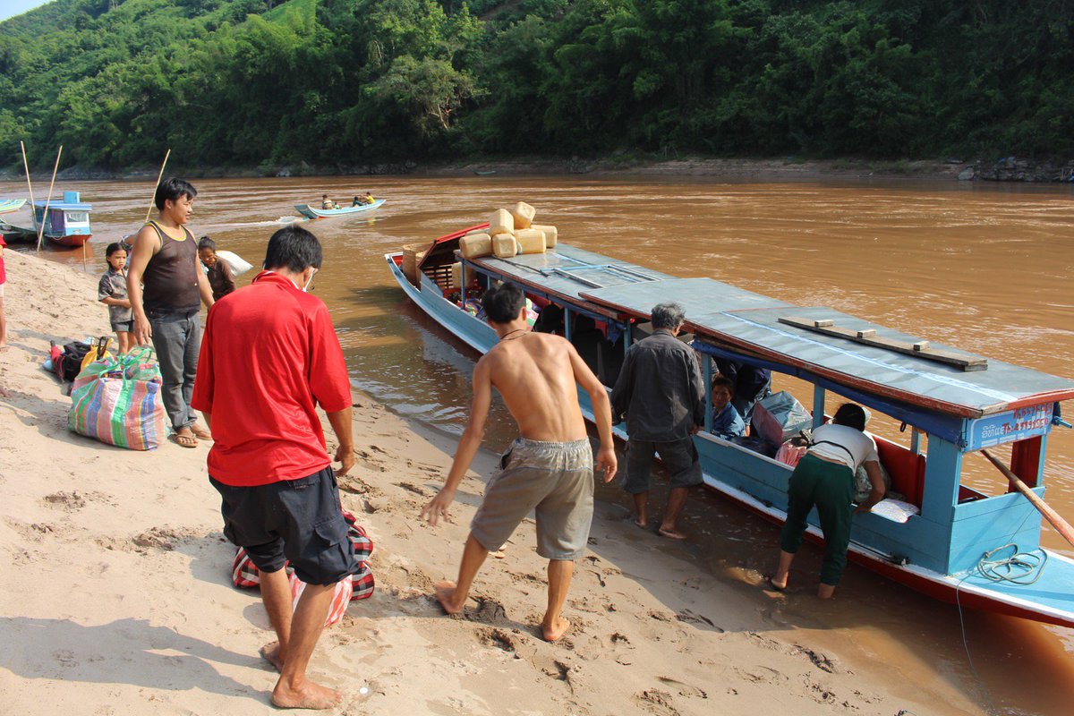 _ClementF's tweet photo. Remonter le #Laos en #bateau #travel #backpack https://t.co/CQoLVDPy9s https://t.co/RvH9SkuDou