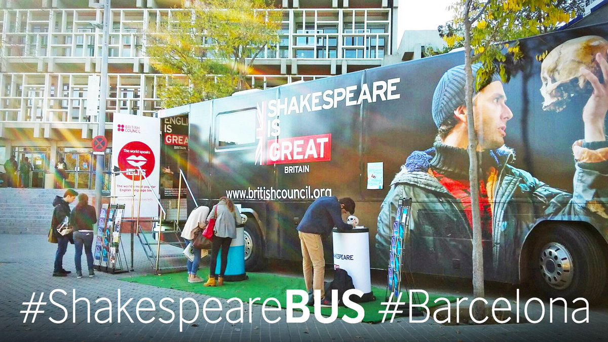 esBritish's tweet photo. Busca el #ShakespeareBUS en @UBFacEcoiEmpres, hazte una foto con él y, ¡gana un iWatch! https://t.co/sHu4ULIQoW https://t.co/LZozpPwOZZ