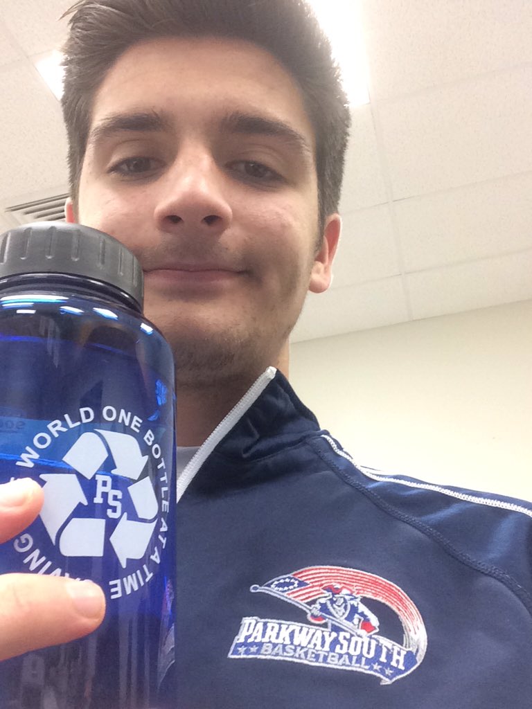 JustinPett's tweet photo. Getting hydrated for the first #gameday of the year for @psouthhoops #blessed @PSHfishingclub @PSHNHS https://t.co/iCUjwMRBMJ