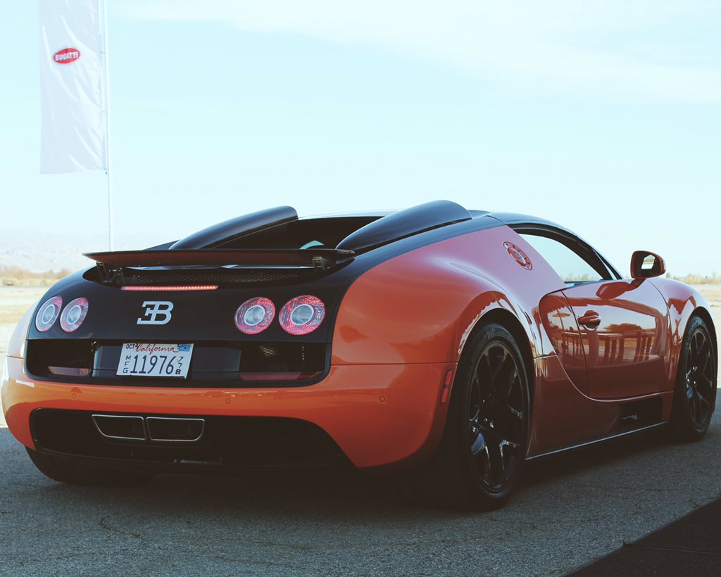 autolist_dave's tweet photo. In honor of Bugatti confirming it will debut the Chiron in Geneva, here's some Veyron love: https://t.co/0vF6iC4kN7 https://t.co/4ugiNLrpoR