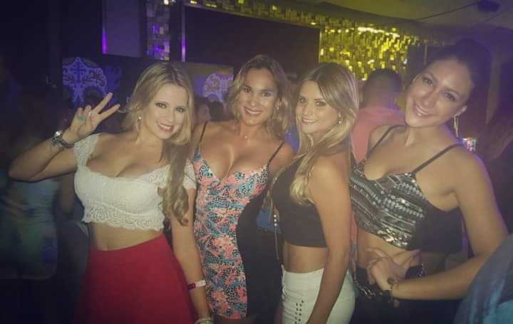 aynaraedermodel's tweet photo. #Fiesta #Nikkita #Amigas #Yupiiii :p https://t.co/OA5Qrya8D1